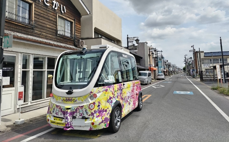 実際に公道を走行する自動運転バスBOLDLYイメージ